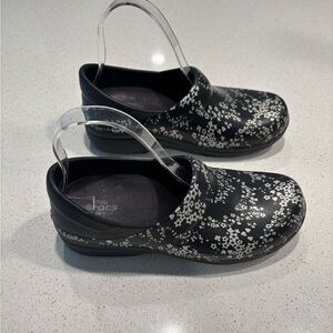 Crocs Clogs Women's Black and White, Size 7